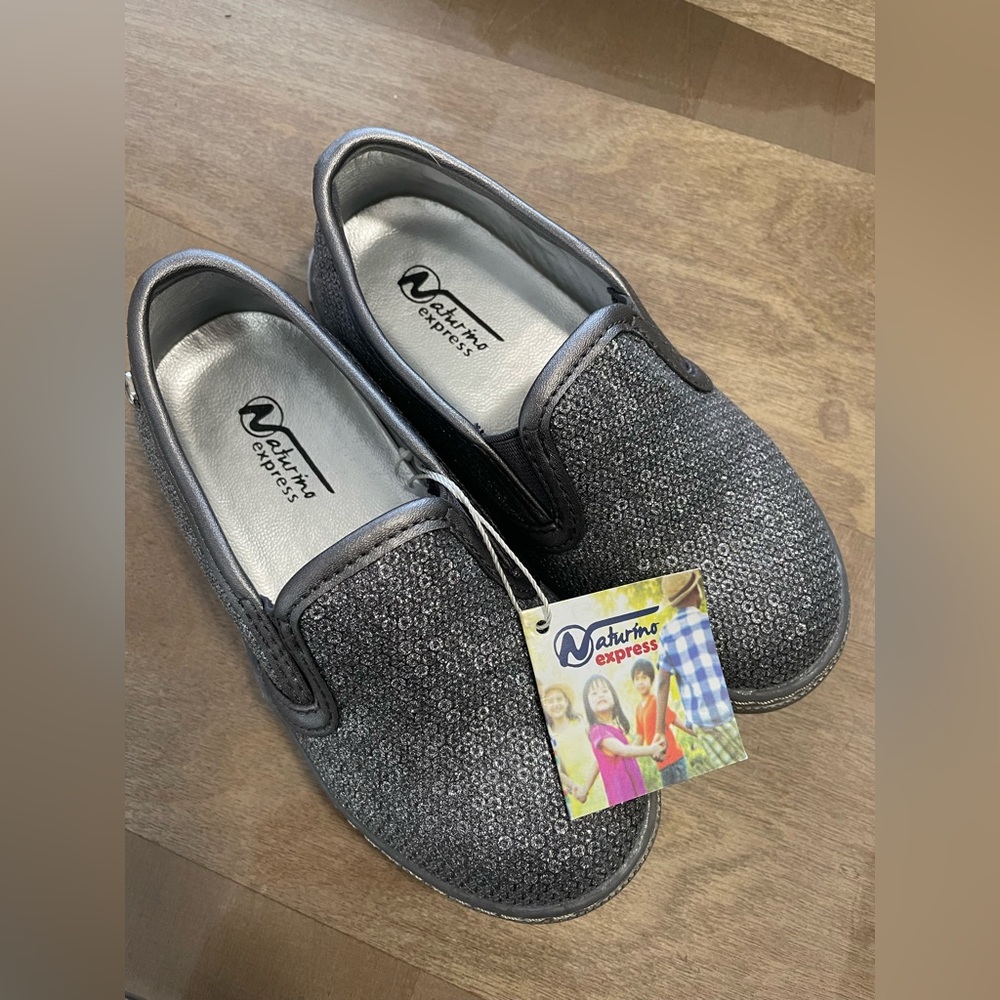 Naturino Express Silver Sequin Shiny Metallic Slip on Girls Sneakers NWT! Size 9